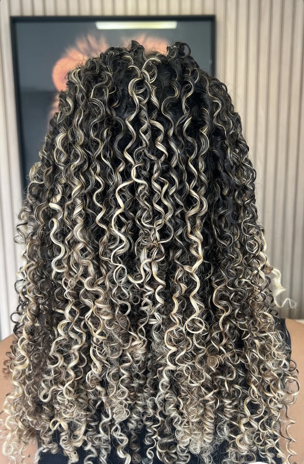 Resultado cachos com mechas loiras — Espaço Torres