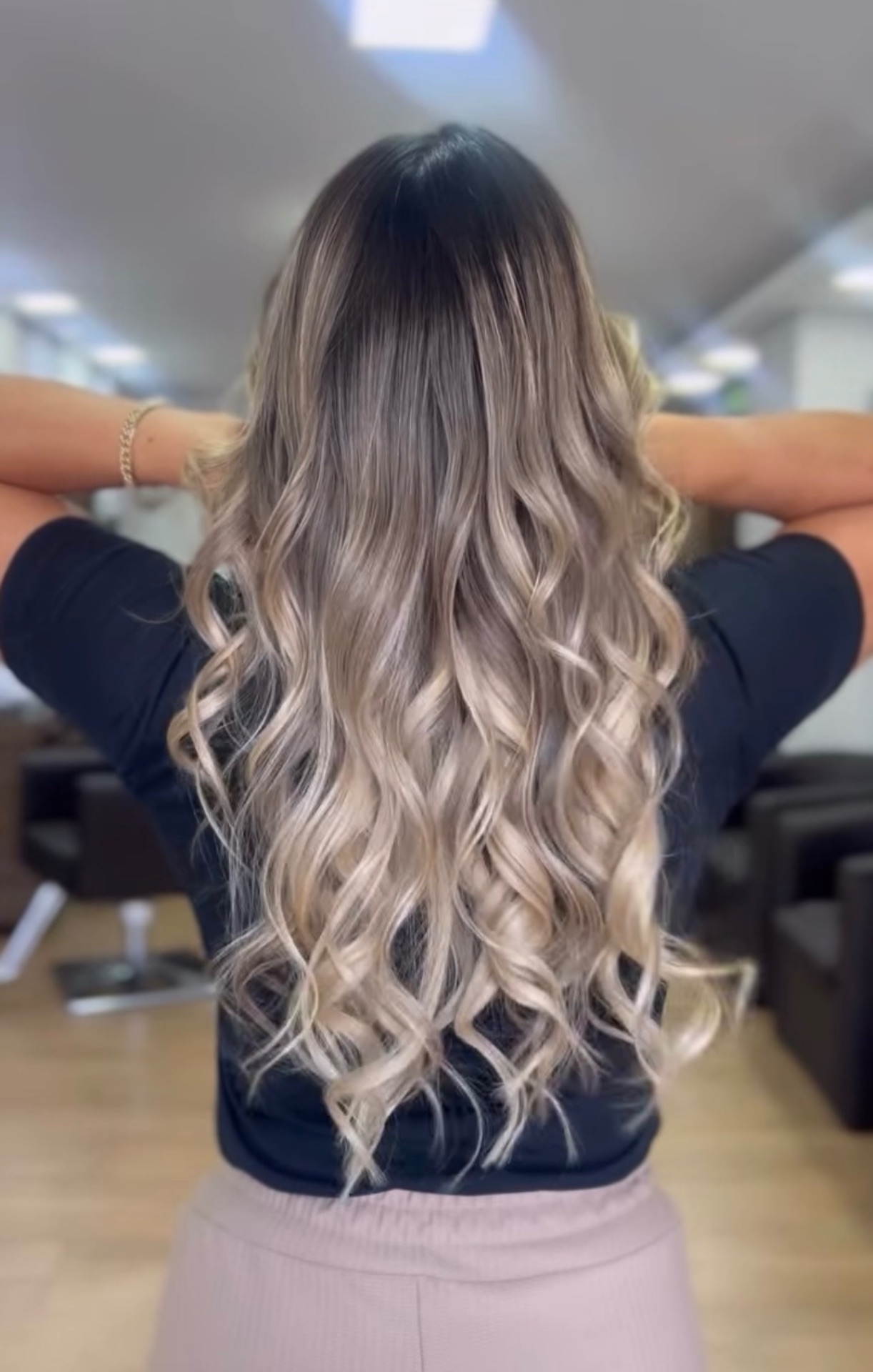Resultado loiro com mechas ondulado — Espaço Torres